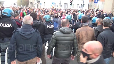 Scene from No Green pass, tensione a Milano: cariche della polizia durante il corteo