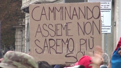Scene from No Green pass, tensione a Milano: cariche della polizia durante il corteo