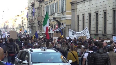 Scene from No Green pass, tensione a Milano: cariche della polizia durante il corteo