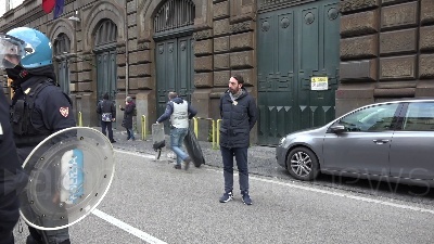 Scene from Coronavirus, rivolta detenuti a poggioreale: tensione all'esterno con i familiari