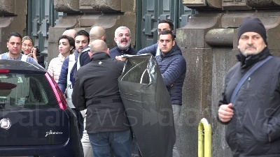 Scene from Coronavirus, rivolta detenuti a poggioreale: tensione all'esterno con i familiari