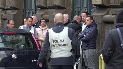 Scene from Coronavirus, rivolta detenuti a poggioreale: tensione all'esterno con i familiari