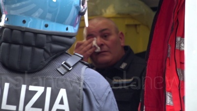 Scene from Coronavirus, rivolta detenuti a poggioreale: tensione all'esterno con i familiari