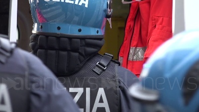 Scene from Coronavirus, rivolta detenuti a poggioreale: tensione all'esterno con i familiari