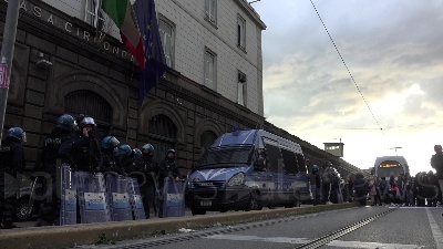 Scene from Coronavirus, rivolta detenuti a poggioreale: tensione all'esterno con i familiari