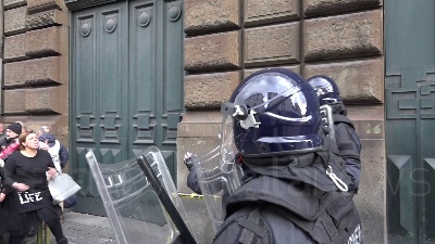 Scene from Coronavirus, rivolta detenuti a poggioreale: tensione all'esterno con i familiari