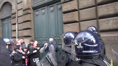 Scene from Coronavirus, rivolta detenuti a poggioreale: tensione all'esterno con i familiari