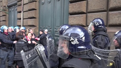 Scene from Coronavirus, rivolta detenuti a poggioreale: tensione all'esterno con i familiari