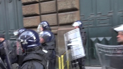 Scene from Coronavirus, rivolta detenuti a poggioreale: tensione all'esterno con i familiari