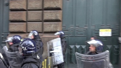 Scene from Coronavirus, rivolta detenuti a poggioreale: tensione all'esterno con i familiari