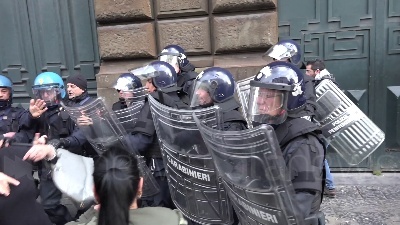 Scene from Coronavirus, rivolta detenuti a poggioreale: tensione all'esterno con i familiari