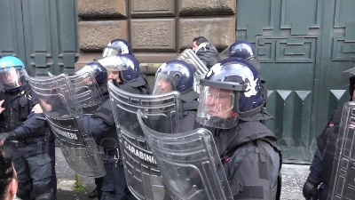 Scene from Coronavirus, rivolta detenuti a poggioreale: tensione all'esterno con i familiari