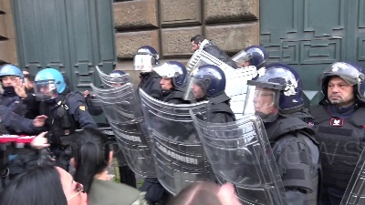 Scene from Coronavirus, rivolta detenuti a poggioreale: tensione all'esterno con i familiari