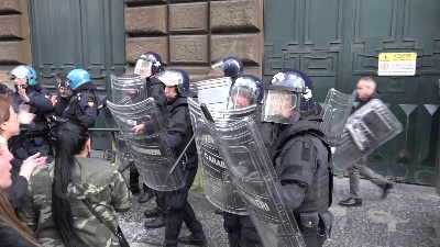 Scene from Coronavirus, rivolta detenuti a poggioreale: tensione all'esterno con i familiari