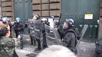 Scene from Coronavirus, rivolta detenuti a poggioreale: tensione all'esterno con i familiari