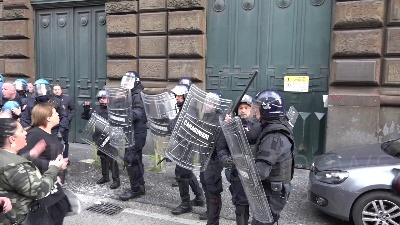 Scene from Coronavirus, rivolta detenuti a poggioreale: tensione all'esterno con i familiari