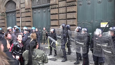 Scene from Coronavirus, rivolta detenuti a poggioreale: tensione all'esterno con i familiari