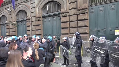 Scene from Coronavirus, rivolta detenuti a poggioreale: tensione all'esterno con i familiari