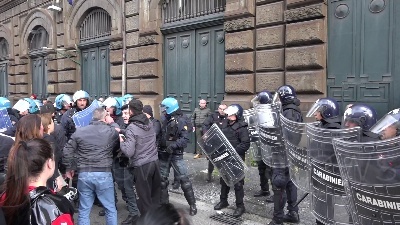 Scene from Coronavirus, rivolta detenuti a poggioreale: tensione all'esterno con i familiari