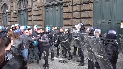 Scene from Coronavirus, rivolta detenuti a poggioreale: tensione all'esterno con i familiari
