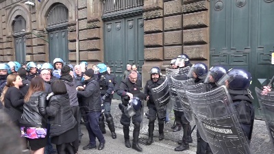 Scene from Coronavirus, rivolta detenuti a poggioreale: tensione all'esterno con i familiari