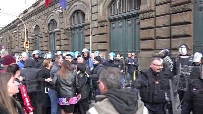 Scene from Coronavirus, rivolta detenuti a poggioreale: tensione all'esterno con i familiari