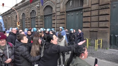 Scene from Coronavirus, rivolta detenuti a poggioreale: tensione all'esterno con i familiari
