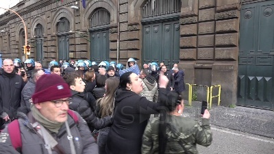 Scene from Coronavirus, rivolta detenuti a poggioreale: tensione all'esterno con i familiari