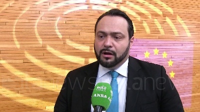 Scene from Macron in Cina, Castaldo (M5s): "Serve una Francia europea non un'Europa francese"