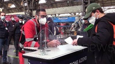 Scene from Milano, partito il primo treno 'Covid-free' per Roma: "Viaggiamo in sicurezza"