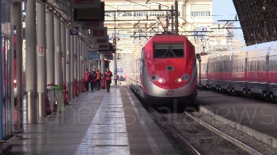 Scene from Milano, partito il primo treno 'Covid-free' per Roma: "Viaggiamo in sicurezza"