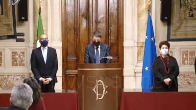 Scene from Governo, Renzi: "Preferiamo un governo politico che istituzionale"
