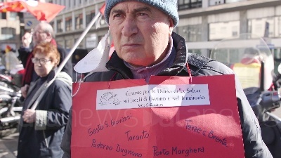 Scene from Milano, presidio sotto Assolombarda contro le morti sul lavoro