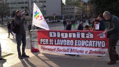 Scene from Milano, operatori sociali davanti alla stazione centrale: "Dignità per il lavoro educativo"