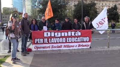 Scene from Milano, operatori sociali davanti alla stazione centrale: "Dignità per il lavoro educativo"