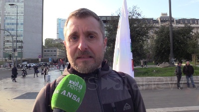 Scene from Milano, operatori sociali davanti alla stazione centrale: "Dignità per il lavoro educativo"