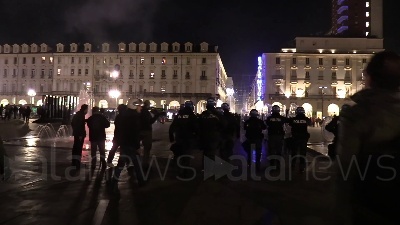 Scene from Covid, guerriglia a Torino: vetrine spaccate, cassonetti a fuoco e bombe carta