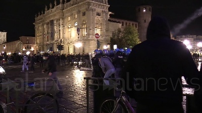 Scene from Covid, guerriglia a Torino: vetrine spaccate, cassonetti a fuoco e bombe carta