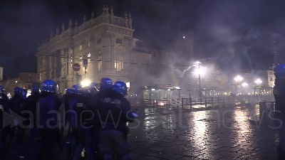 Scene from Covid, guerriglia a Torino: vetrine spaccate, cassonetti a fuoco e bombe carta