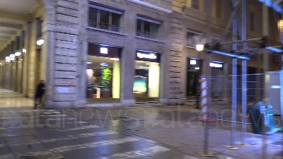 Scene from Covid, guerriglia a Torino: vetrine spaccate, cassonetti a fuoco e bombe carta