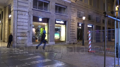 Scene from Covid, guerriglia a Torino: vetrine spaccate, cassonetti a fuoco e bombe carta
