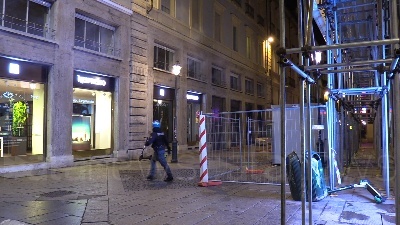 Scene from Covid, guerriglia a Torino: vetrine spaccate, cassonetti a fuoco e bombe carta