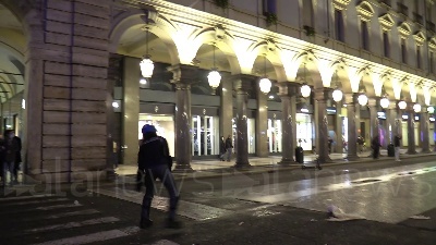 Scene from Covid, guerriglia a Torino: vetrine spaccate, cassonetti a fuoco e bombe carta