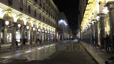 Scene from Covid, guerriglia a Torino: vetrine spaccate, cassonetti a fuoco e bombe carta