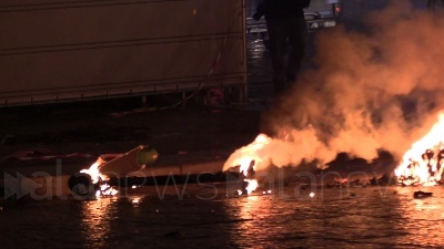 Scene from Covid, guerriglia a Torino: vetrine spaccate, cassonetti a fuoco e bombe carta