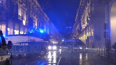 Scene from Covid, guerriglia a Torino: vetrine spaccate, cassonetti a fuoco e bombe carta
