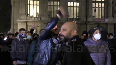 Scene from Covid, guerriglia a Torino: vetrine spaccate, cassonetti a fuoco e bombe carta
