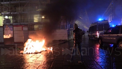 Scene from Covid, guerriglia a Torino: vetrine spaccate, cassonetti a fuoco e bombe carta