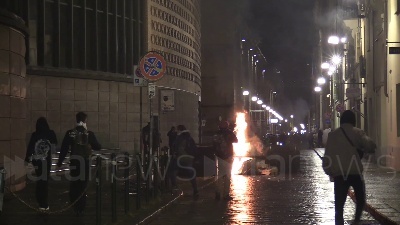 Scene from Covid, guerriglia a Torino: vetrine spaccate, cassonetti a fuoco e bombe carta