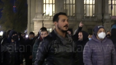 Scene from Covid, guerriglia a Torino: vetrine spaccate, cassonetti a fuoco e bombe carta